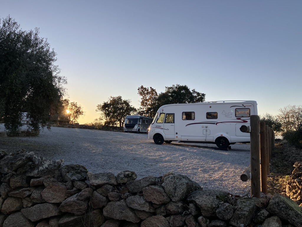 camper geparkeerd op camperplaats waar overnachten is toegestaan