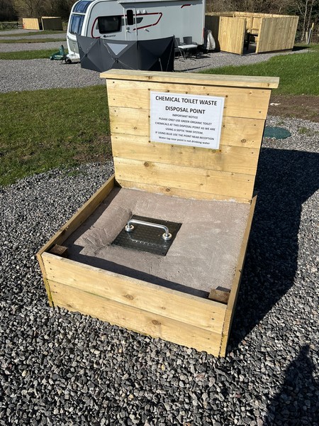 stortpunt op camperplaats voor het legen van toiletcassette